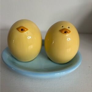 Easter eggs shaped chicks salt and pepper shakers with holder